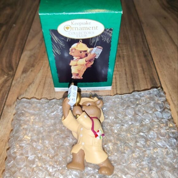 Hallmark Keepsake Detective Bear 1994 Holiday Pursuit Collector's Club Ornament - Picture 3 of 7